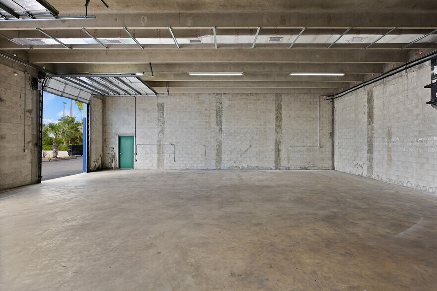 More Photos Of 2605 Kelly Ln, Lake Worth Light Distribution For Lease