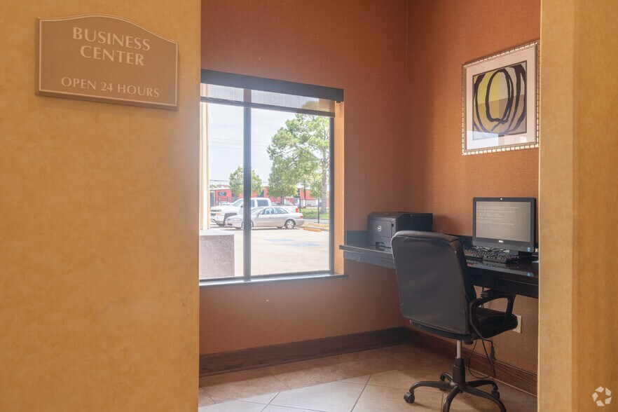 More Photos Of 9120 Airport Blvd, Houston Hotel For Sale