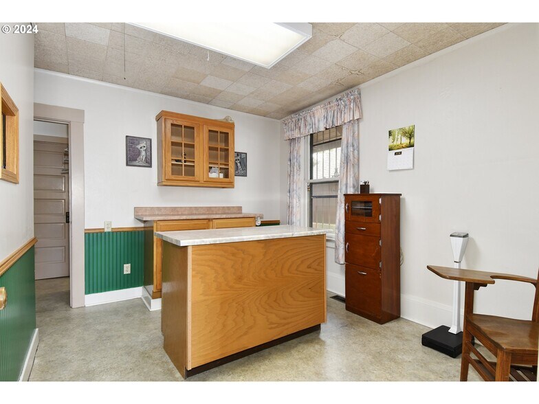 More Photos Of 4608 NE 102nd Ave, Portland Veterinarian Kennel For Sale