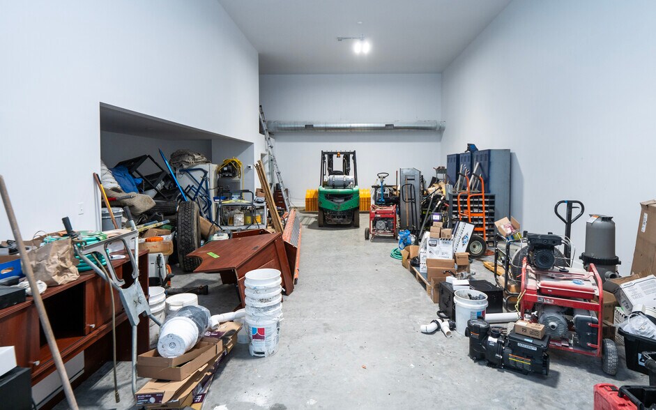 More Photos Of 2951 E Main Rd, Portsmouth Warehouse For Lease