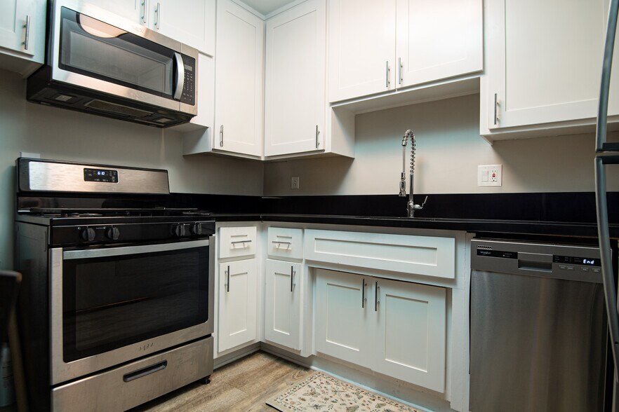 More Photos Of 13558 Moorpark St, Sherman Oaks Apartments For Sale