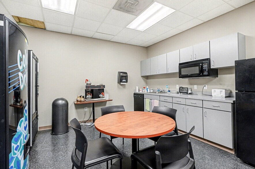 More Photos Of 5360 Hampton Pl, Saginaw Office For Sale