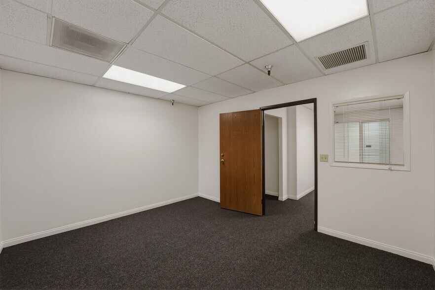 More Photos Of 674 County Square Dr, Ventura Office For Sale