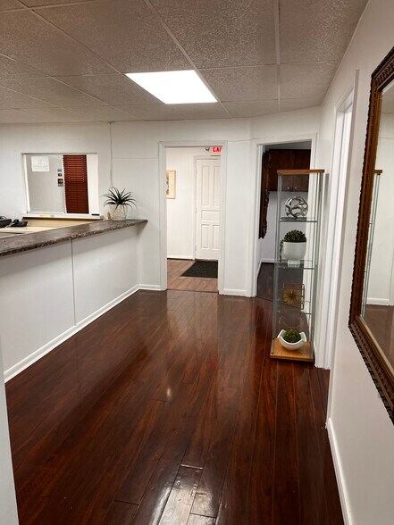 More Photos Of 6910 Bellaire Blvd, Houston Office For Sale