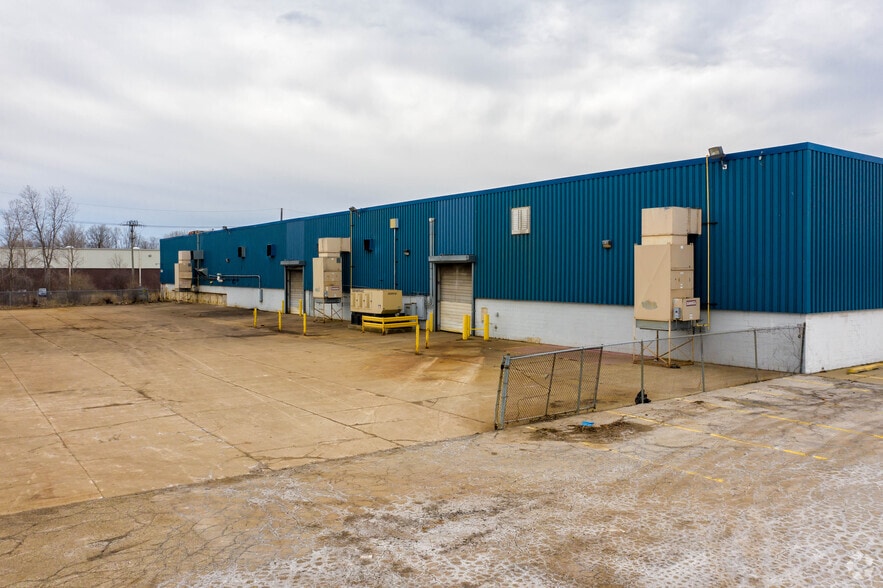 More Photos Of 42600 Merrill Rd, Sterling Heights Warehouse For Lease
