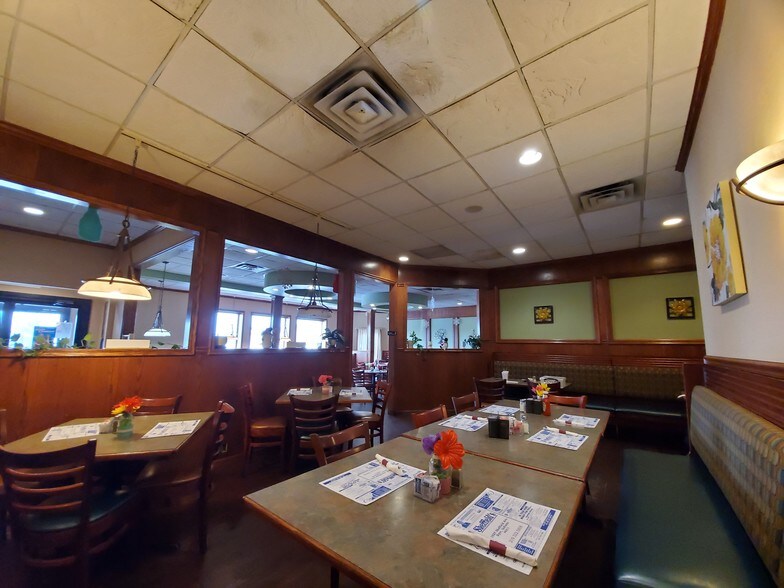 More Photos Of 1027 Sheffield Ave, Dyer Restaurant For Lease