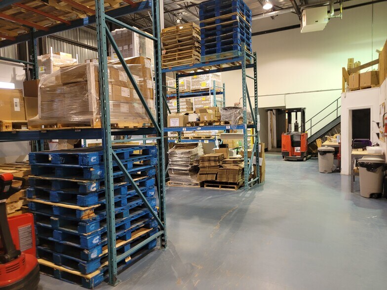 More Photos Of 10 Rue Gaston-Dumoulin, Blainville Light Distribution For Lease