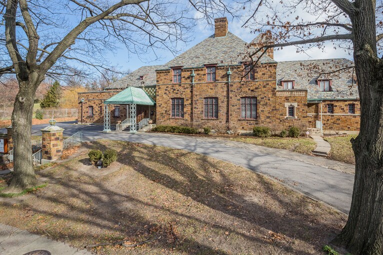 More Photos Of 3464 Central Pky, Cincinnati Funeral Home For Sale