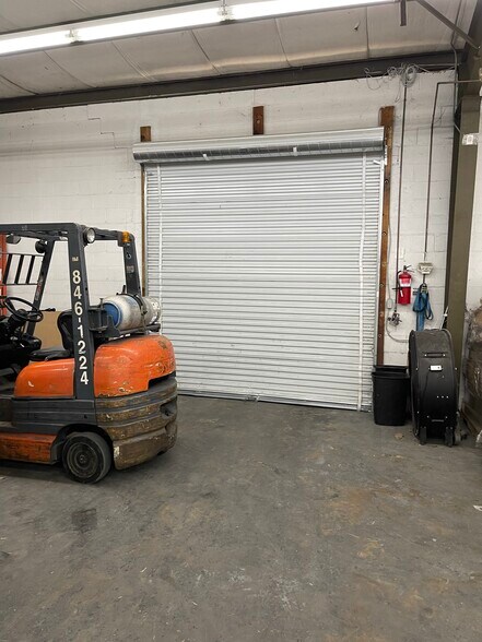 More Photos Of 304-306 E Jenkins St, Dallas Manufacturing For Sale