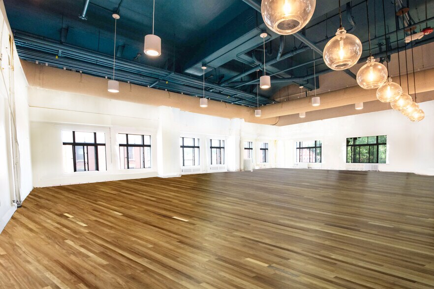 More Photos Of 694 Manhattan Ave, Brooklyn Storefront Retail Office For Lease