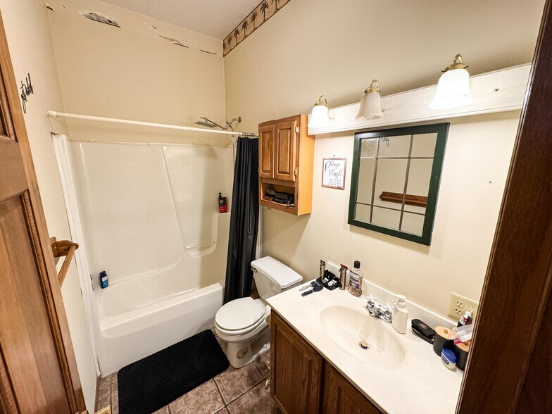 More Photos Of 203 W Madison St, Pontiac Storefront Retail Residential For Sale