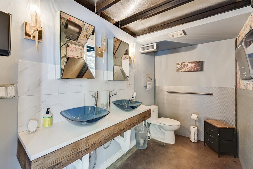 More Photos Of 1106 S 8th St, Austin General Retail For Lease