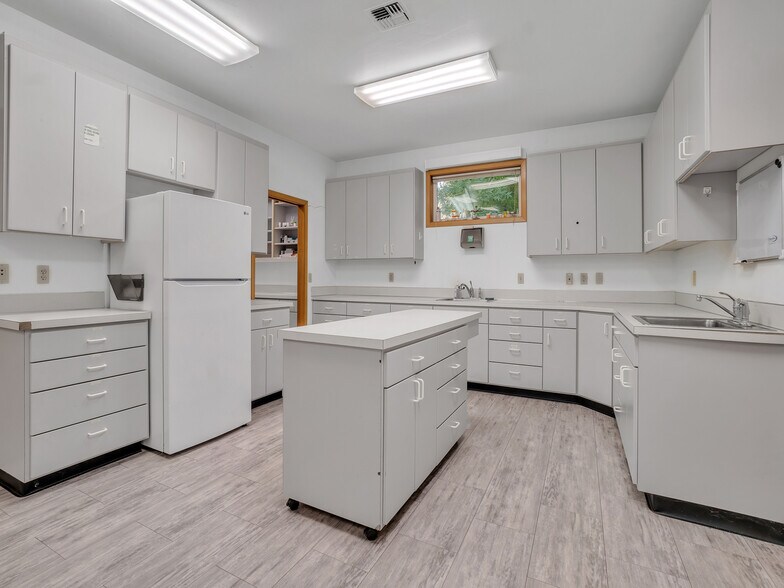 More Photos Of 711 W Main St, Sheridan Veterinarian Kennel For Sale