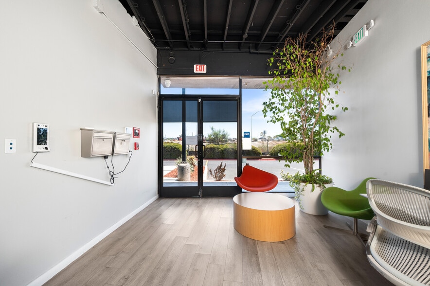 More Photos Of 800 E Dyer Rd, Santa Ana Showroom For Sale