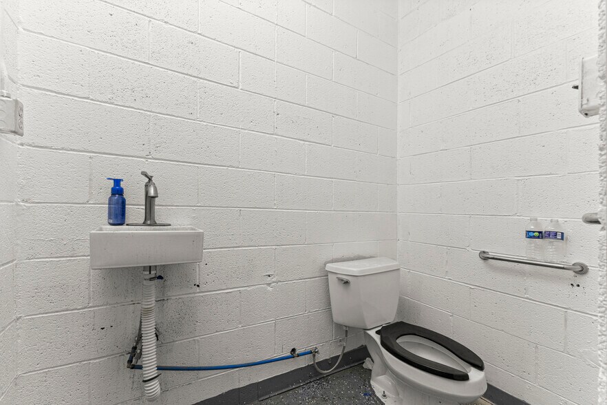 More Photos Of 12950 Lyndon Ave, Detroit Warehouse For Lease