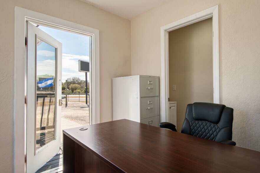 More Photos Of 7116 Rose Ave, Orlando Auto Dealership For Sale