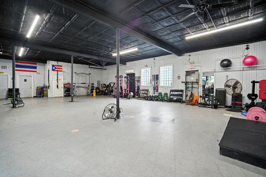More Photos Of 218 Saint James Blvd, Springfield Storefront Retail Office For Lease