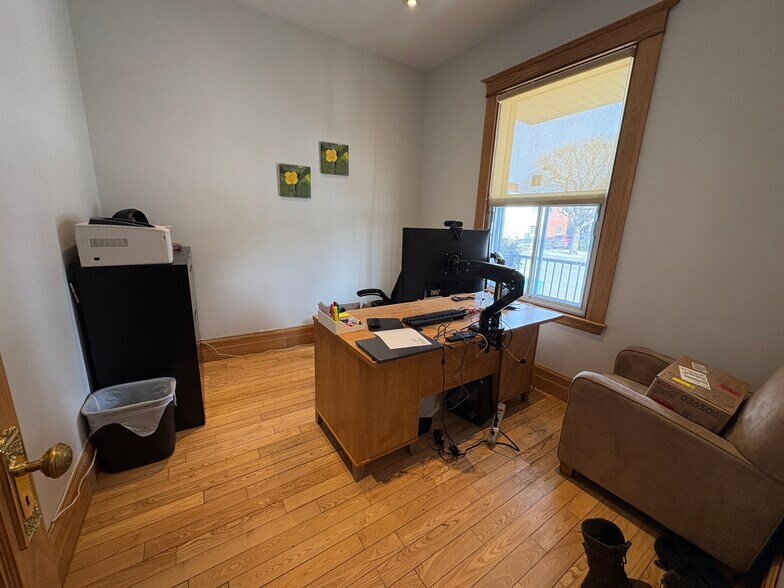 More Photos Of 510-512 Décarie Boul, Saint-Laurent Loft Creative Space For Sale