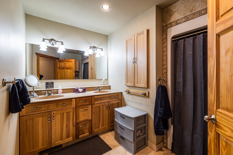 More Photos Of 1613 Chase St, La Crosse Showroom For Sale
