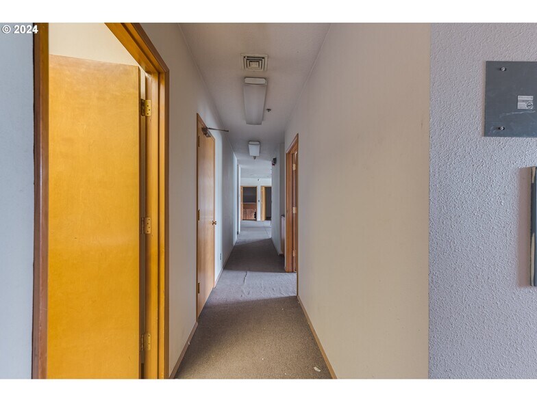 More Photos Of 22024 S Beavercreek Rd, Beavercreek Auto Repair For Sale