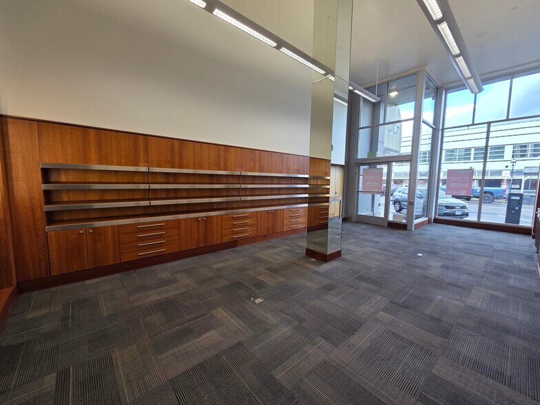 More Photos Of 174-188 NE Commercial St, Salem Storefront Retail Office For Lease