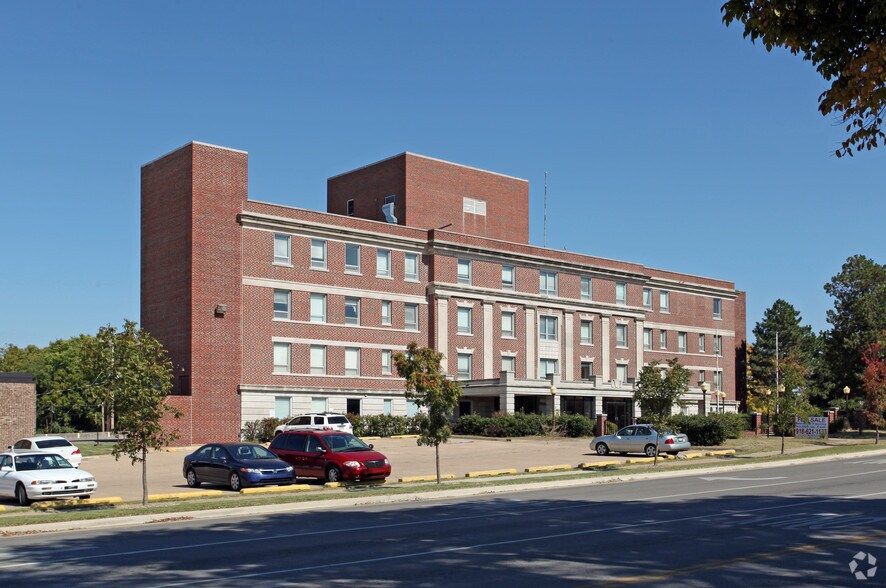 More Photos Of 412 SE Frank Phillips Blvd, Bartlesville Hospital For Sale