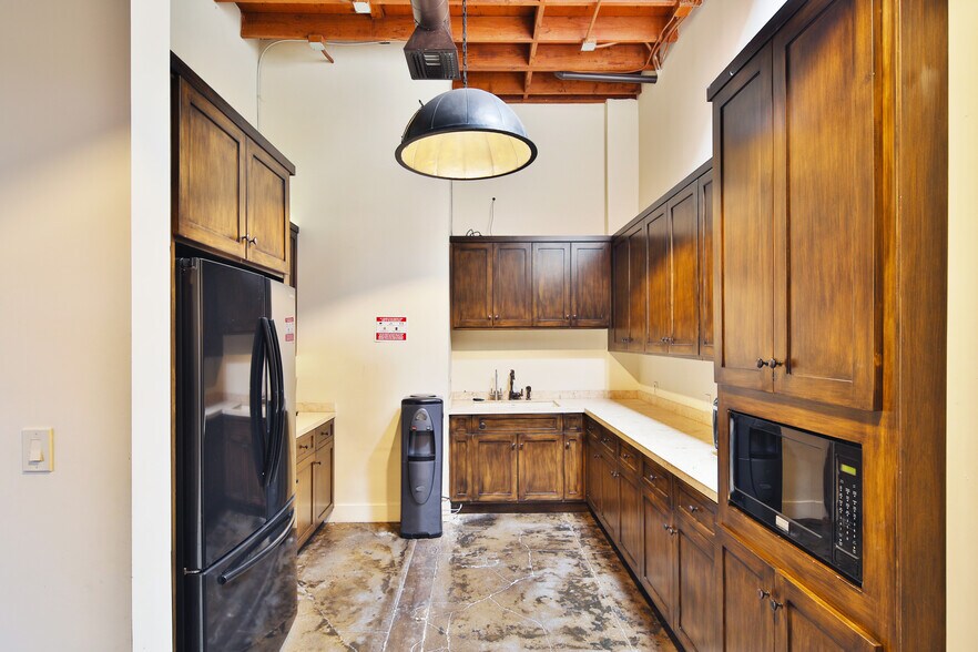 More Photos Of 3211 Cahuenga Blvd W, Los Angeles Loft Creative Space For Lease