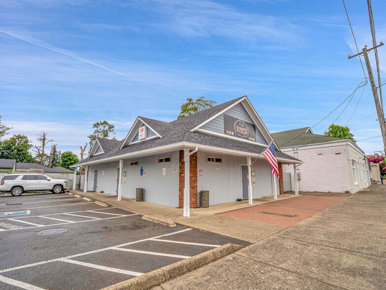 More Photos Of 142 S Main St, Jefferson Flex For Sale
