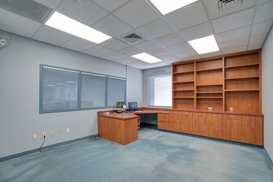 More Photos Of 4210 E Main Ave, Alton Office For Sale