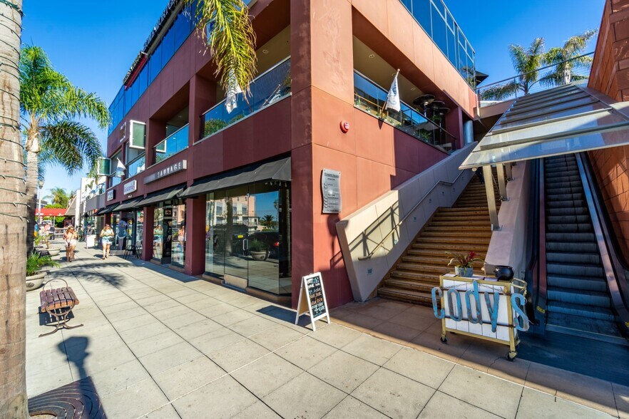 More Photos Of 1025 Prospect St, La Jolla General Retail For Lease