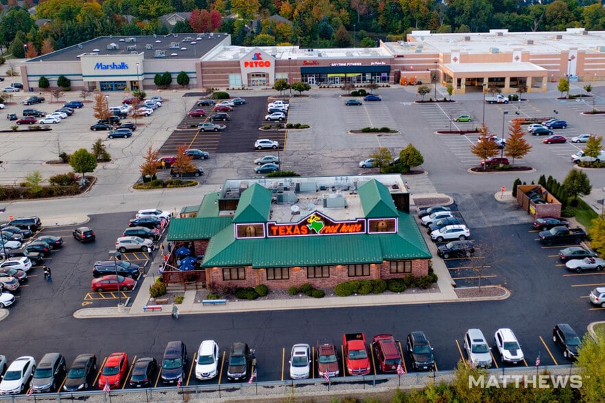 More Photos Of 800 W Paradise Dr, West Bend Restaurant For Sale