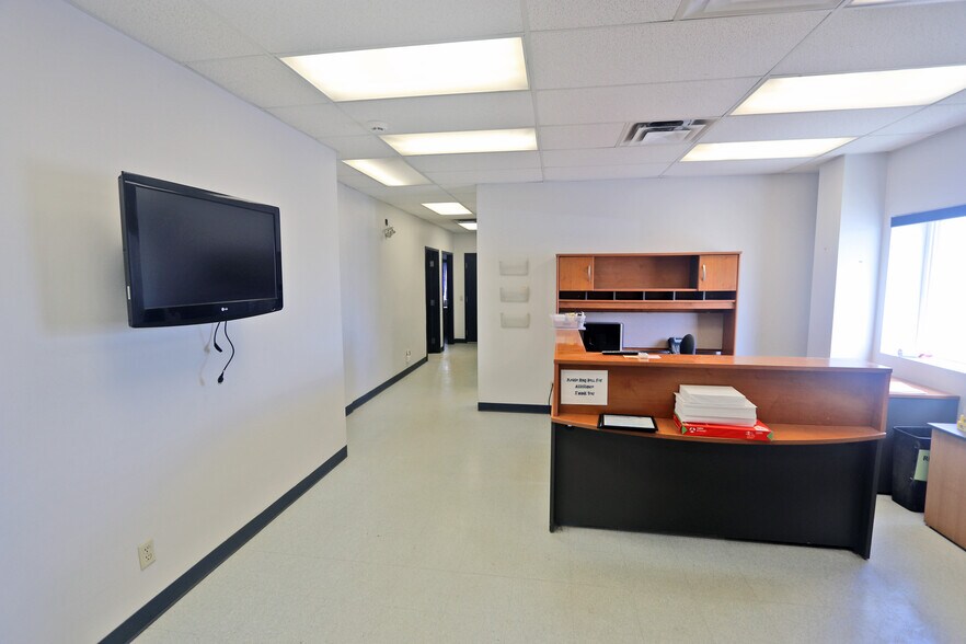 More Photos Of 9605 48th St SE, Calgary Service For Lease