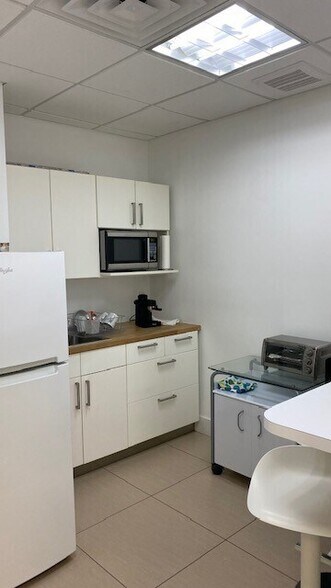 More Photos Of 335 Ne 61st St, Miami Flex For Lease