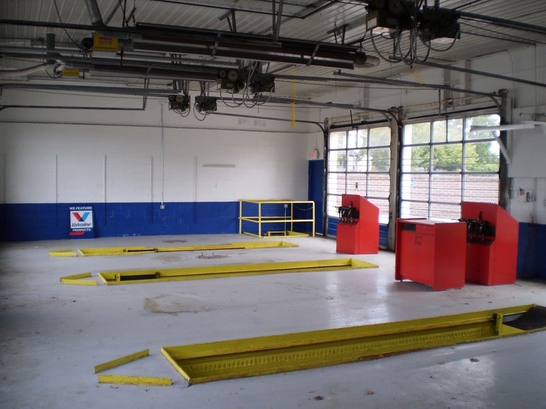 More Photos Of 45402 Woodward Ave, Pontiac Light Manufacturing For Lease