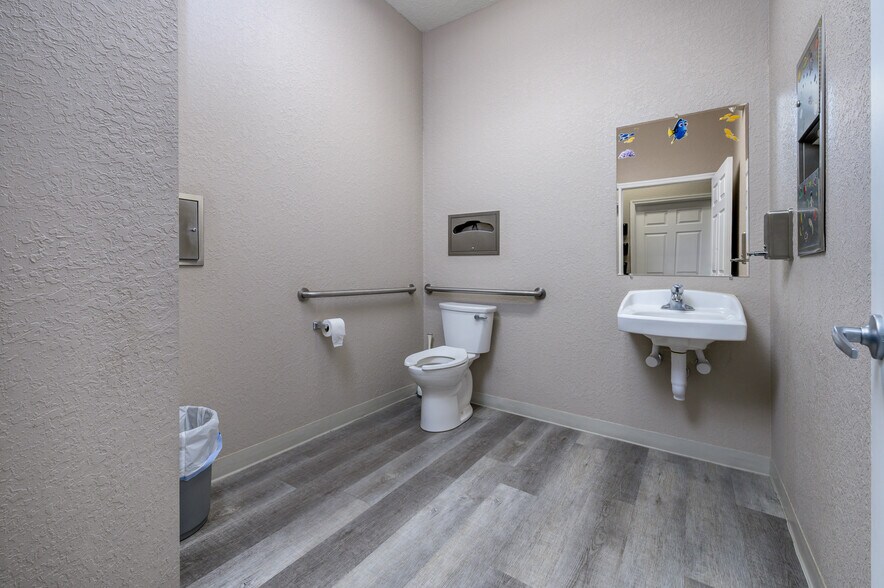 More Photos Of 6800-6810 Mariner Blvd, Spring Hill Office For Sale