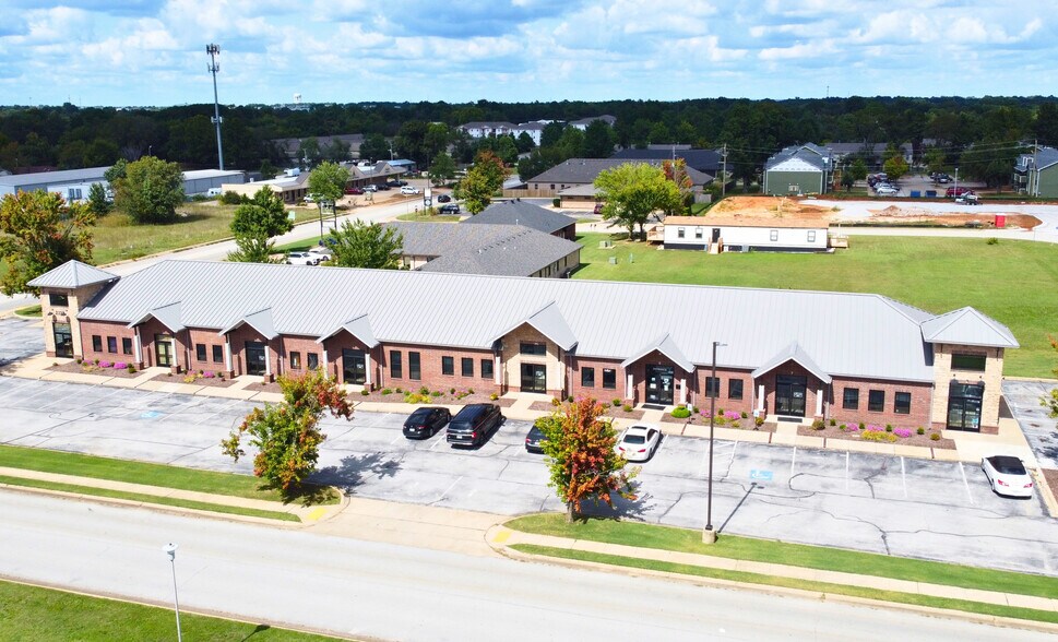 Primary Photo Of 2323 W Chestnut St, Rogers Office For Lease