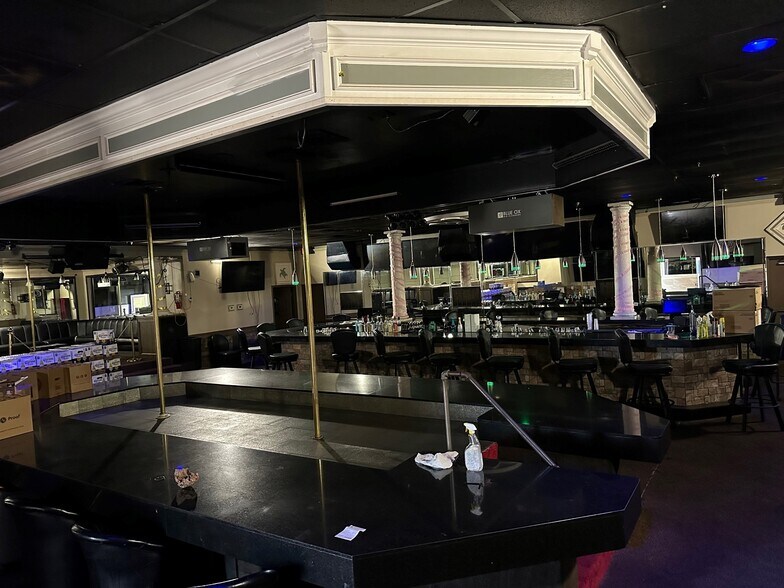 More Photos Of 8804 66th St N, Pinellas Park Bar For Lease