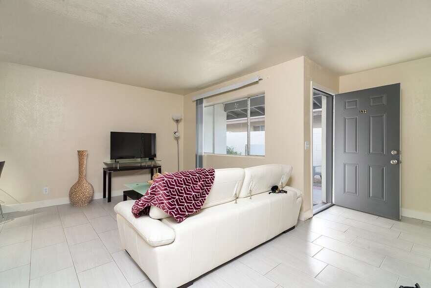 More Photos Of 528 W La Jolla Dr, Tempe Apartments For Sale