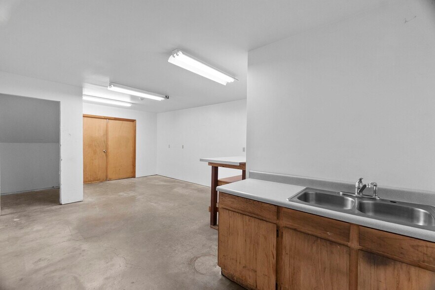 More Photos Of 21 Adonai Ct, Shelton Manufacturing For Sale