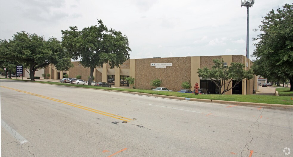 More Photos Of 2202 113th St, Grand Prairie Distribution For Lease