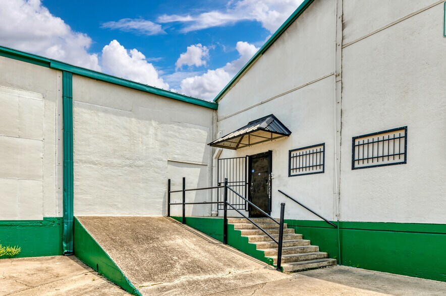 More Photos Of 400 E Vickery Blvd, Fort Worth Warehouse For Lease