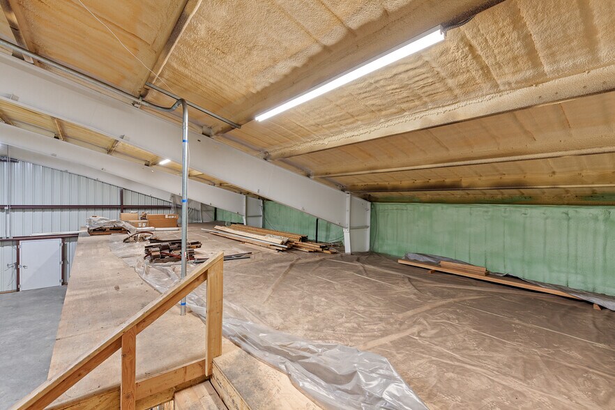 More Photos Of 275 Industrial Park Ave, Spirit Lake Warehouse For Lease