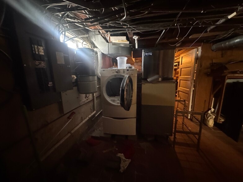 More Photos Of 1705 Columbus Ave, Bay City Restaurant For Sale