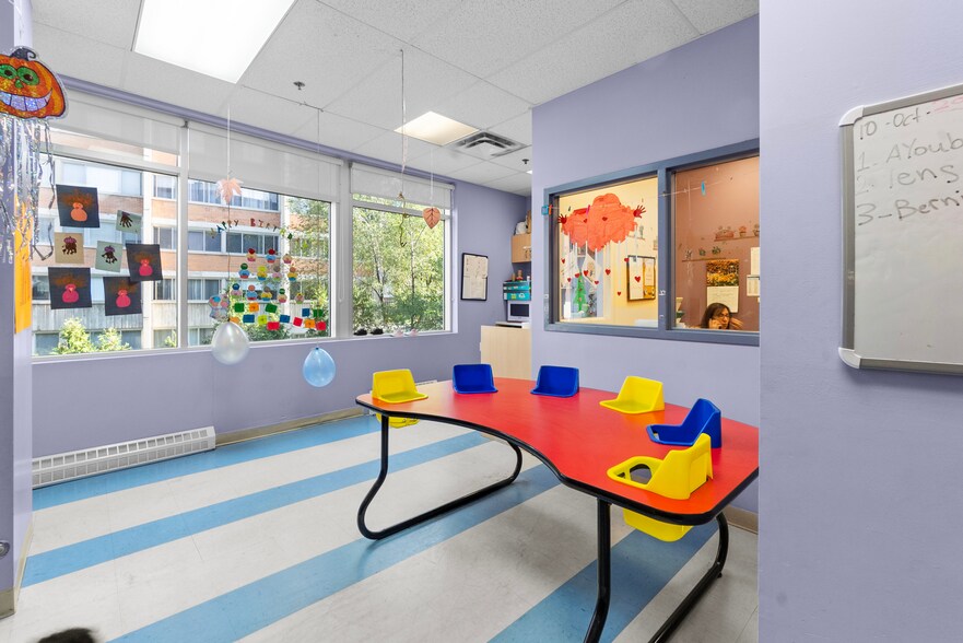 More Photos Of , Montréal Office For Sale