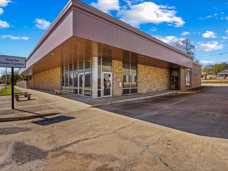 More Photos Of 126 S Maple St, Nowata Office For Sale