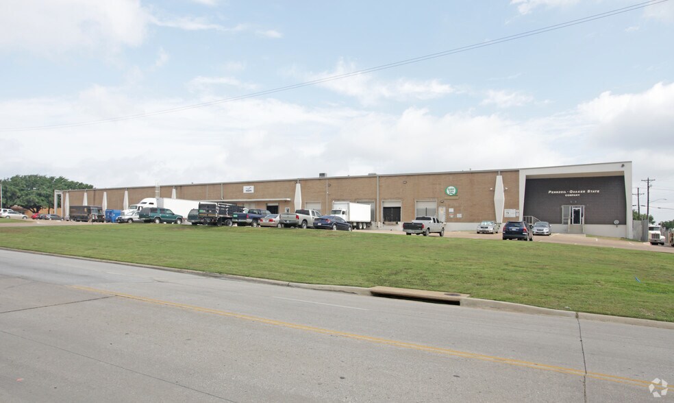 More Photos Of 900 N Great Southwest Pky, Arlington Warehouse For Lease