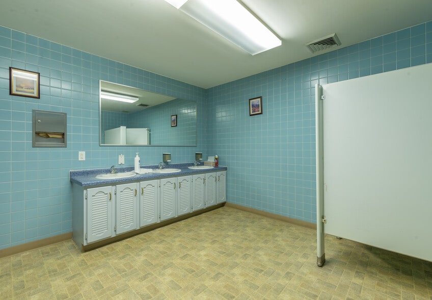 More Photos Of 210 W Spring St, Freeport Office For Sale