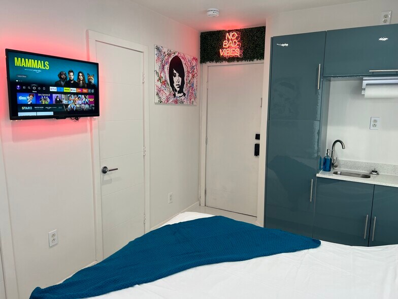 More Photos Of 1829 Fillmore St, Hollywood Hotel For Sale