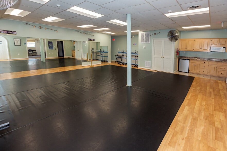 More Photos Of 300-304 E Diamond Ave, Gaithersburg Storefront For Lease