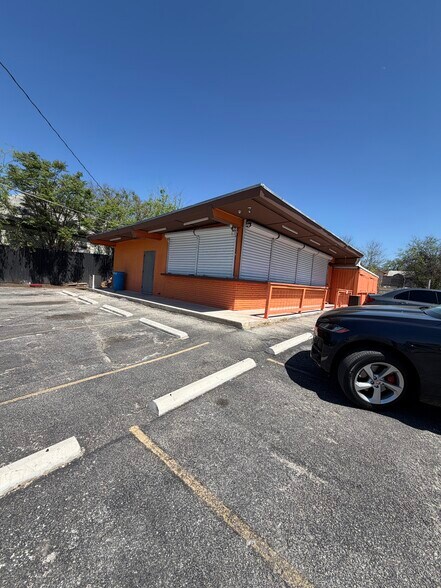 More Photos Of 1701 E Houston St, San Antonio Restaurant For Lease